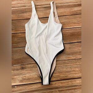 Acacia Palm Springs White Piped Ribbed